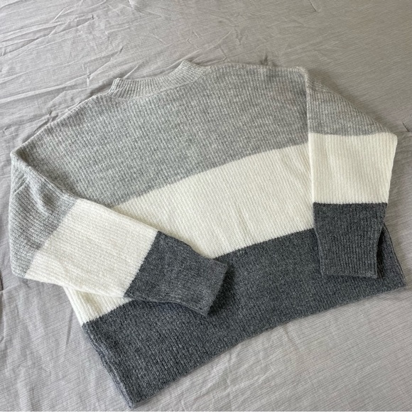 Grey Mock Neck Colorblock Sweater - Picture 4 of 5